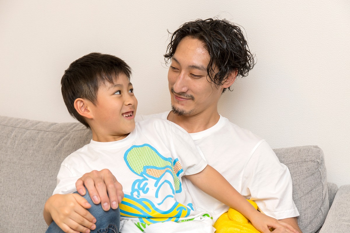子どもの保険についても考えなければならない若い父親
