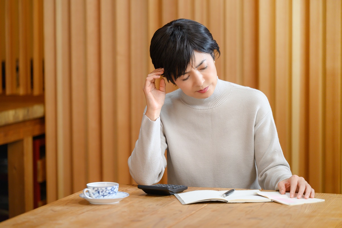 保険の契約で悩む女性