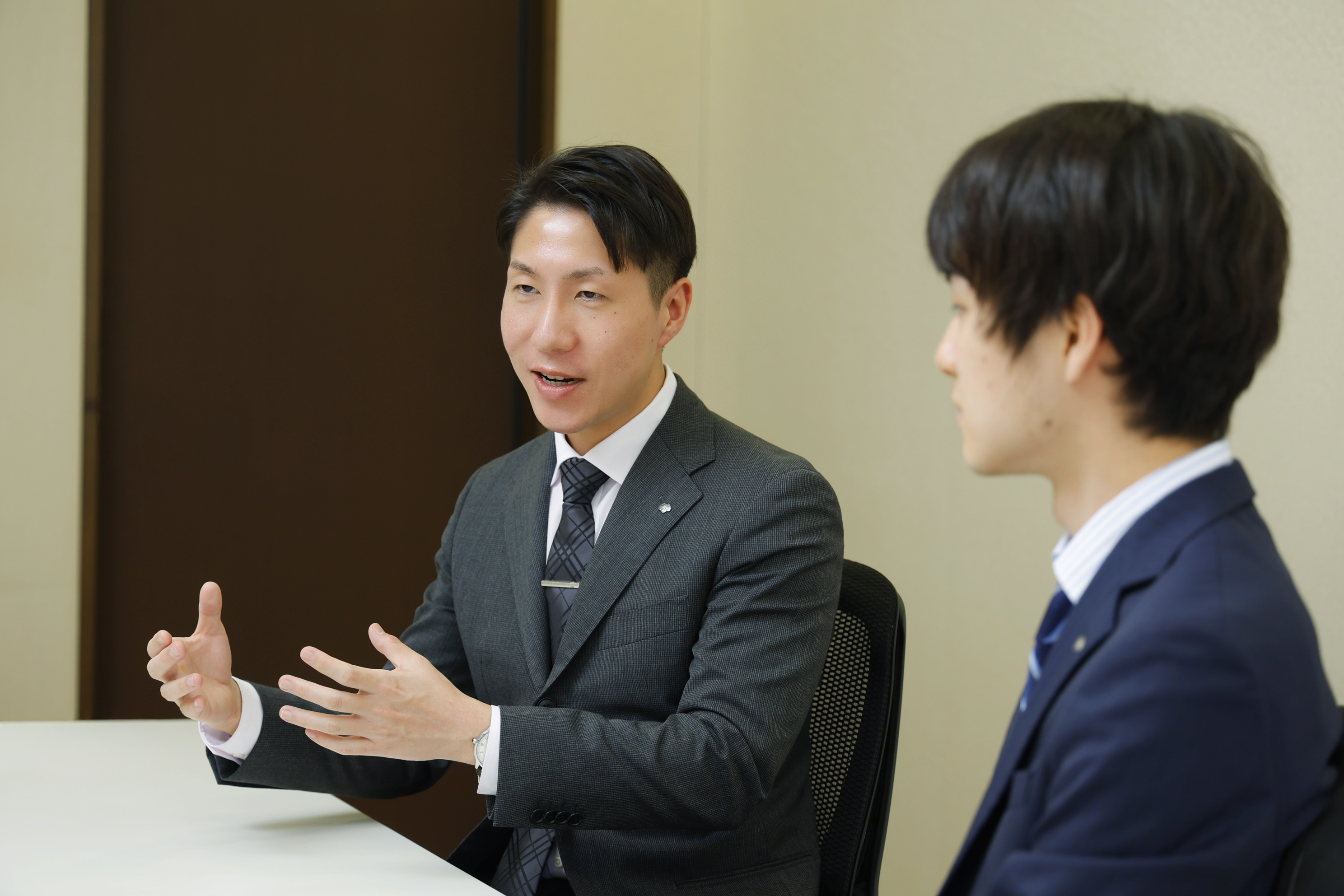 原油高のインバウンド関連株への影響は？　クオンツ×エコノミスト視点でわかった明暗　野村證券・西岡×伊藤のイメージ