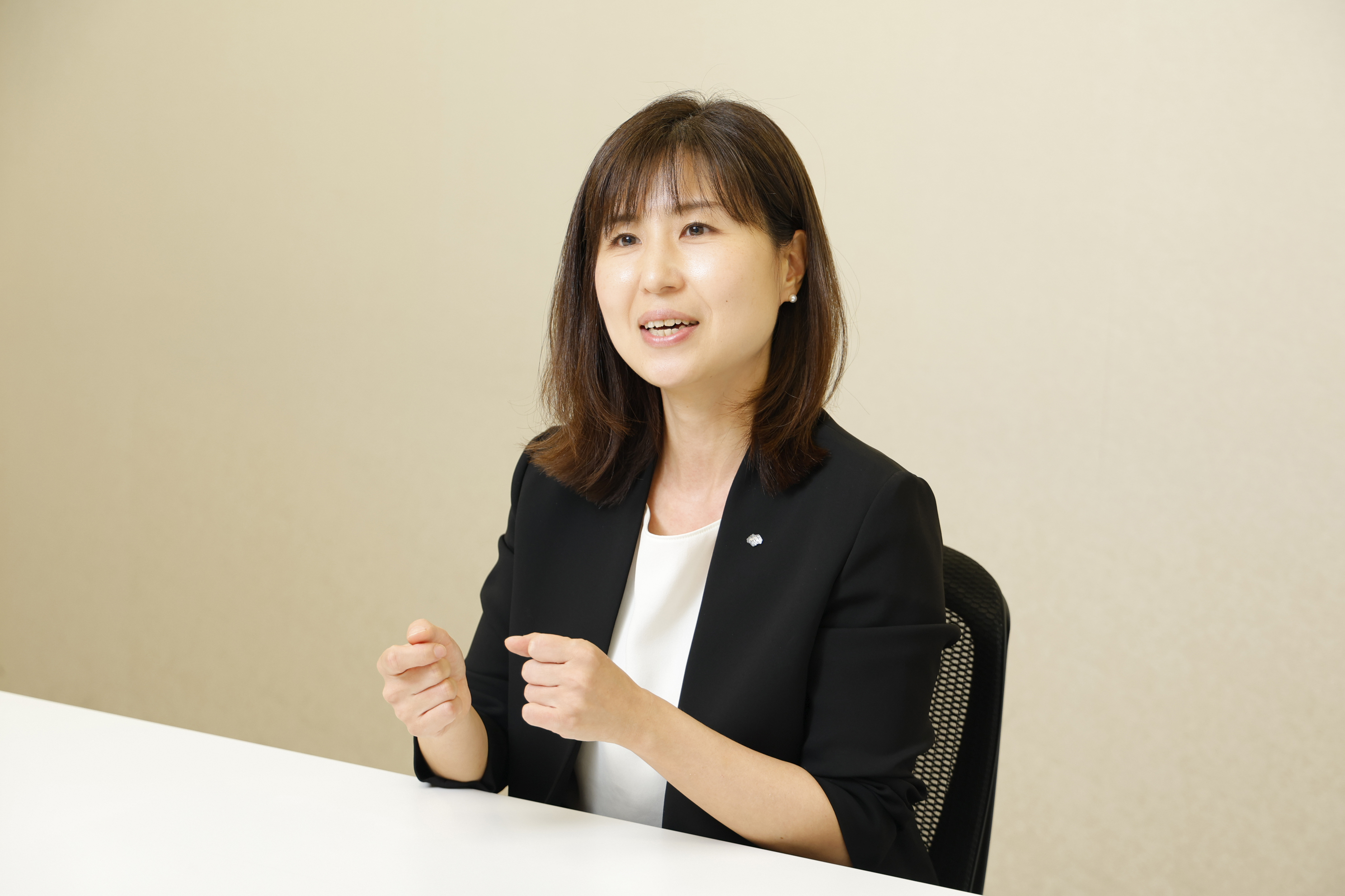 「有事の金」と呼ばれる金（ゴールド）　10年間積み立てた場合の資産額シミュレーション　野村證券・松田知紗のイメージ
