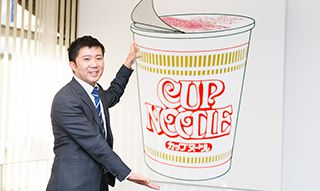 カップヌードルの「青春アニメ」CM担当者のおもしろ創出法、日清食品HD岡崎俊英のイメージ