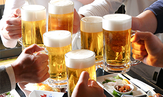 80年代生まれの飲みニケーション実態！「最近の若者はお酒の付き合いが悪い」は本当？のイメージ